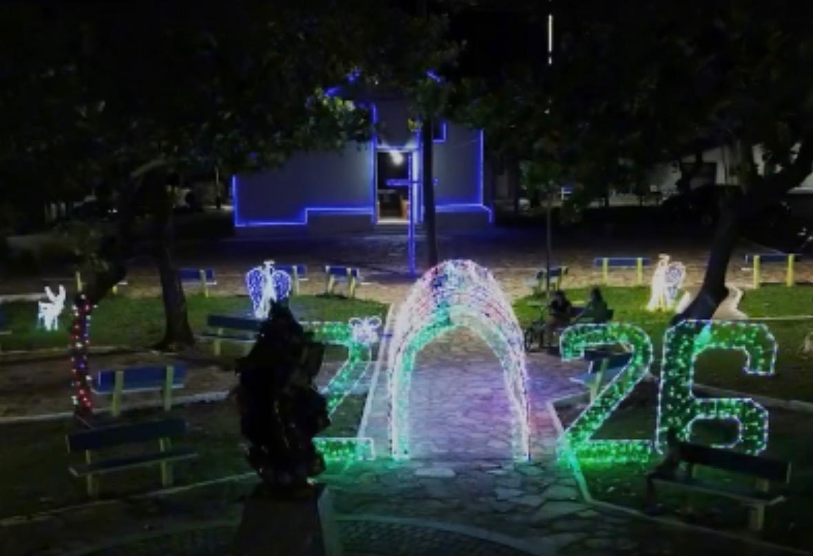 Prefeitura de Monte do Carmo instala decoração natalina e ilumina ruas da cidade